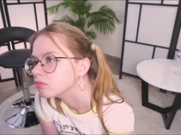 girl
        lorettabunyard cam image #3933942