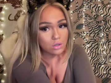 girl
        ari_02 cam image #2419486