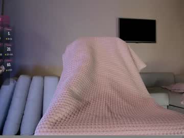 girl
        hollyextra cam image #4680574