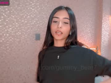 girl
        gummy_bear7 cam image #1001513