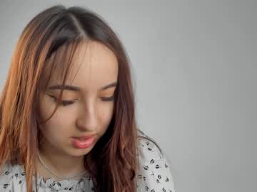girl
        evadolphin cam image #1570750