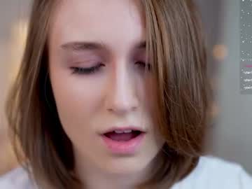 girl
        monimauve_ cam image #2408570