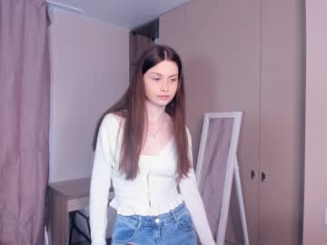 girl
        mysterious_cloud cam image #3290772