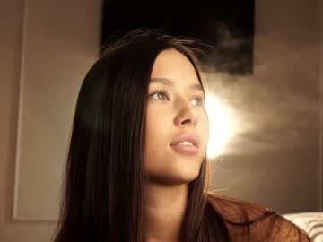 girl
        emilybatee cam image #5628615