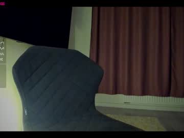 girl
        emilybatee cam image #1411419