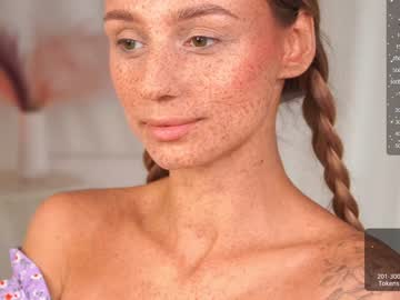 girl
        artease cam image #2881616