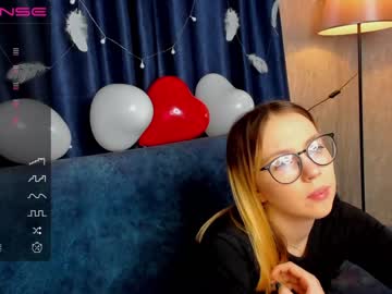 girl
        amy_h0ney cam image #882577