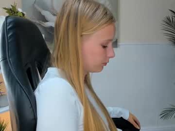 girl
        maidabarfield cam image #4785367