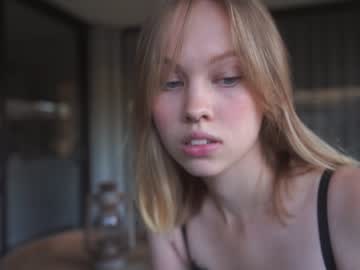 girl
        bibi_it_is cam image #619009