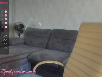 girl
        tia__moon cam image #1525354
