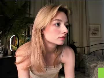 girl
        wi11ow_whisper cam image #6768610
