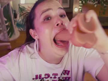 girl
        chery_lady22 cam image #6271522