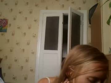 girl
        northfey cam image #2284036