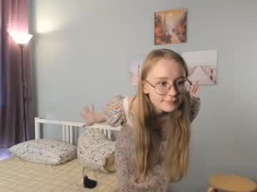 girl
        peggybanwell cam image #4359973