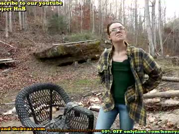 couple
        honeyand_thebear cam image #176234