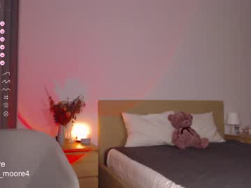 girl
        lumoore cam image #2437699