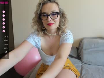 girl
        emilymilf__ cam image #1610026