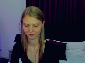 girl
        phoebepaw cam image #4582742