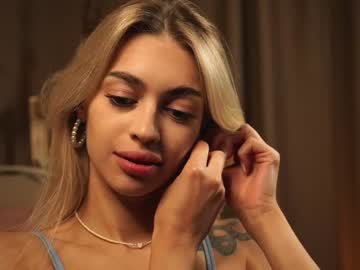 girl
        arielreal cam image #2298643