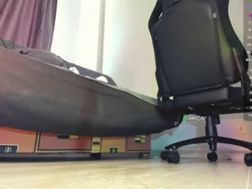 girl
        zoe__0 cam image #1761455