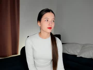 girl
        emilybatee cam image #1151663