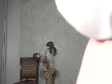 girl
        little_animal cam image #2754375