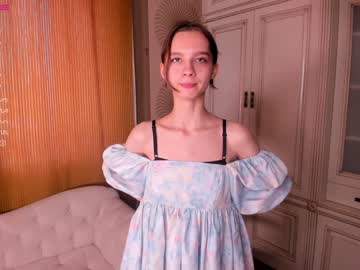 girl
        happiness_call cam image #1322337