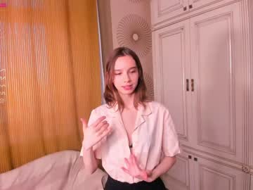 girl
        happiness_call cam image #1309525