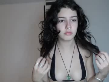 girl
        frenchava cam image #2094398