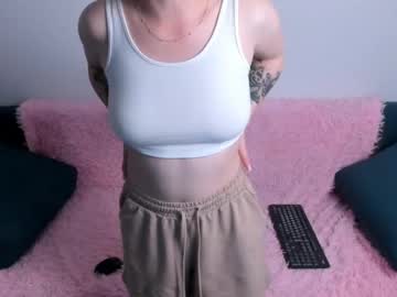 girl
        elletteemily cam image #4319792