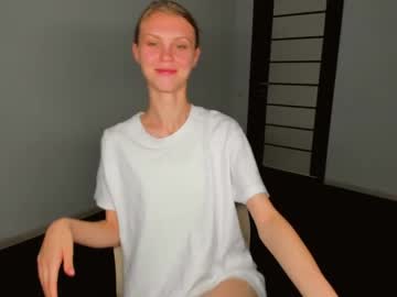 girl
        phoebepaw cam image #4764759