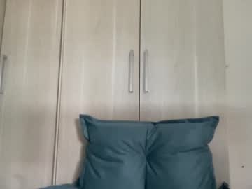 girl
        yourbonie cam image #1186487