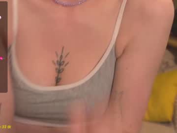 girl
        pure_purrr cam image #4422356
