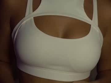 girl
        emilybatee cam image #4471415
