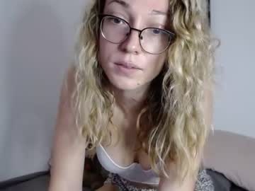 couple
        lily_labeau cam image #1192