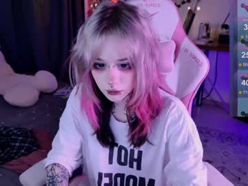 girl
        lollyshy__ cam image #5729398