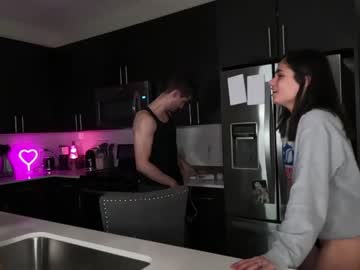 couple
        ari_lovexo cam image #2900714