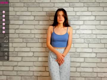 girl
        carolynjacquelins cam image #255782