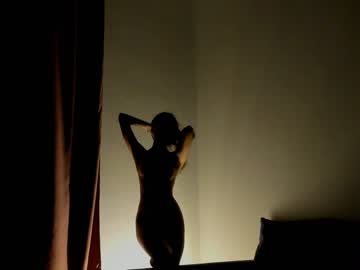 girl
        emilybatee cam image #1203438
