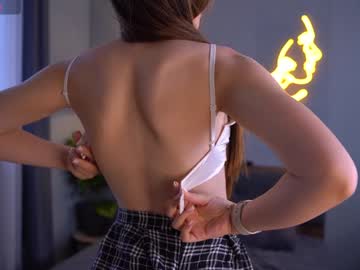 girl
        bellacle cam image #4770657