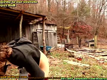 couple
        honeyand_thebear cam image #125235