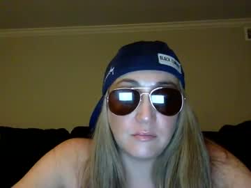 girl
        greenjean420 cam image #1990200