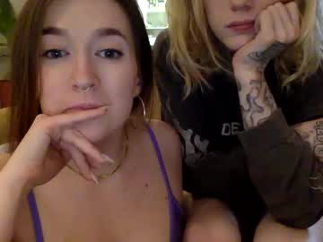 couple
        blondi739091 cam image #6759334