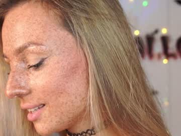 girl
        artease cam image #2716854
