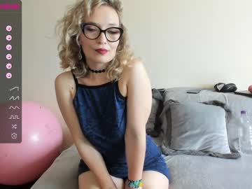girl
        emilymilf__ cam image #1631622