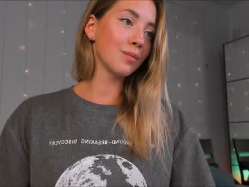 girl
        emmi_rosee cam image #2183320