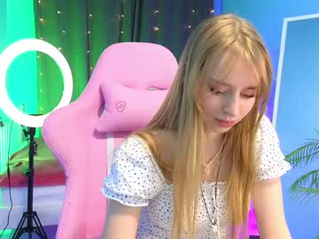 girl
        luciaostin cam image #5410768