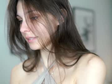 girl
        peek_in_my_window cam image #4710130