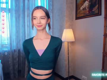 girl
        happiness_call cam image #1540130