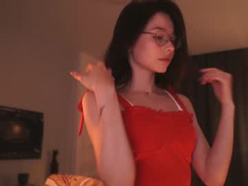 girl
        okily_dokily cam image #5692093